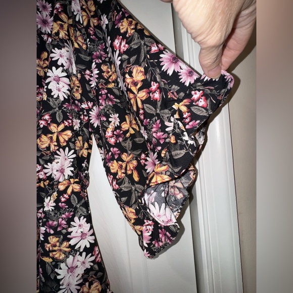 Easel Black Floral Ruffle Sleeve peplum Blouse. (No belt). Size Small. VVGUC - Picture 3 of 10